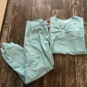 Figs Small Catarina One Pocket Top and Zamora Small Petite Joggers Sea Glass Set